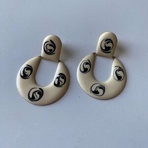 Retro Vintage Elegant Cream and Black Bold Dangly Earrings